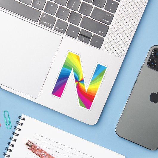 Niedlicher Regenbogen Alphabet N Aufkleber (Laptop mit iPhone)