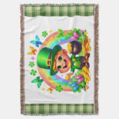 Niedlicher Regenbogen-Leprechaun mit Gold Decke (Vorderseite Vertikal)