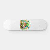 Niedlicher Regenbogen-Leprechaun mit Gold Skateboard (Horizontal)