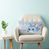 Niedlicher Regenbogen narwhal auf den weißen u. Lendenkissen (Stuhl )