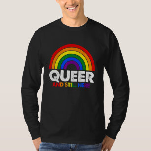 Niedlicher Regenbogen Que und noch immer hier Lesb T-Shirt