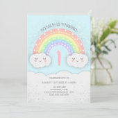 Niedlicher Regenbogen & Wolken Einladung zum Gebur (Stehend Vorderseite)