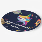 Niedlicher Regenbogenhai Galaxy Rocket Geburtstags Pappteller (Schrägansicht)