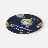 Niedlicher Regenbogenhai Galaxy Rocket Geburtstags Pappteller (Schrägansicht)