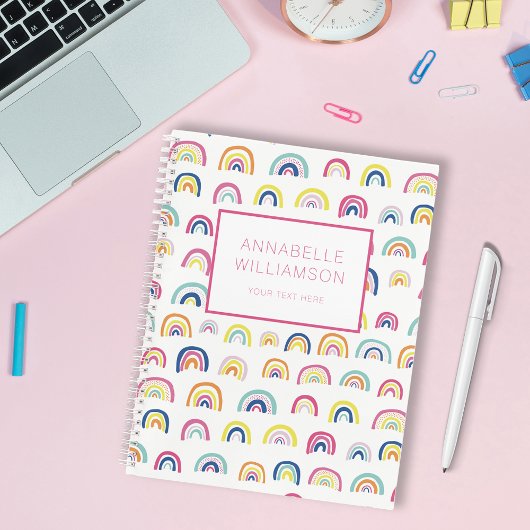 Niedlicher Regenbogenmuster individuelle Name Notizblock