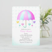 Niedlicher Regenschirm mit bunten Herzen Babydusch Einladung (Stehend Vorderseite)