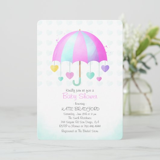 Niedlicher Regenschirm mit bunten Herzen Babydusch Einladung (Stehend Vorderseite)