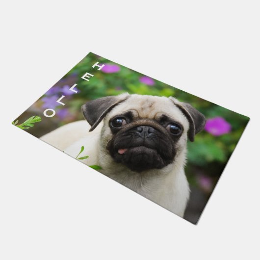 Niedlicher rehbrauner Mops-Welpe, personalisiertes Fußmatte (Schrägansicht)