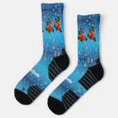 Niedlicher Rentier und Schnee auf blau Socken (Links)
