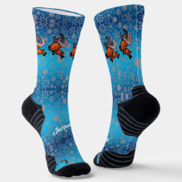 Niedlicher Rentier und Schnee auf blau Socken