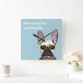 Niedlicher Retro Blue Bulldog mit Neon-Brille Quadratische Wanduhr (Zuhause)