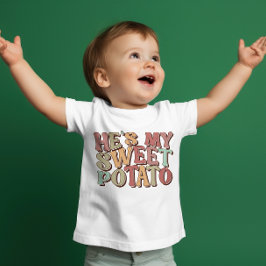 Niedlicher Retro-Erntedank "He is my Sweet Potato" Baby T-shirt