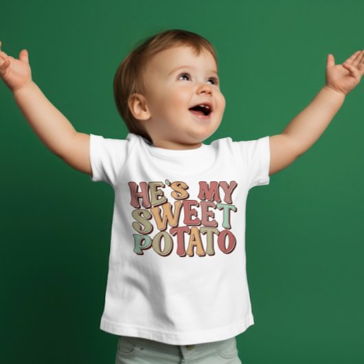 Niedlicher Retro-Erntedank "He is my Sweet Potato" Baby T-shirt