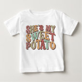 Niedlicher Retro-Erntedank "She is My Sweet Potato Baby T-shirt (Vorderseite)