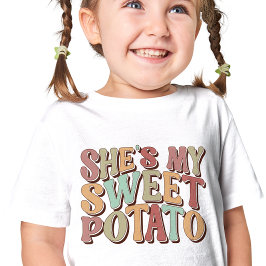 Niedlicher Retro-Erntedank "She is My Sweet Potato Baby T-shirt