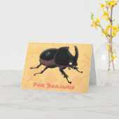 Niedlicher Rhinozerokerkäfer Cartoon Karte (Gelbe Blume)