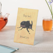 Niedlicher Rhinozerokerkäfer Cartoon Sockelschild (In SItu)