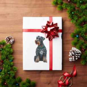Niedlicher Riesenschnauzer in einem Weihnachtskrau Geschenkpapier