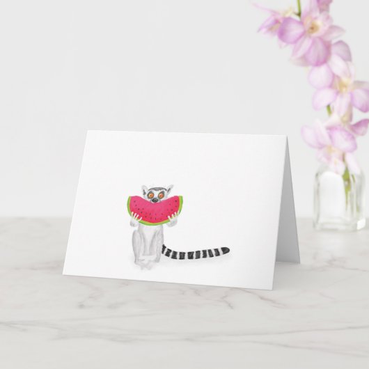 Niedlicher Ringschwanzlemmur, der eine Wassermelon Karte (Orchidee)