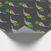 Niedlicher Robin mit Kleeblatt Clover Cartoon Geschenkpapier (Ecke)