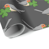 Niedlicher Robin mit Kleeblatt Clover Cartoon Geschenkpapier (Rolleneckpunkt)