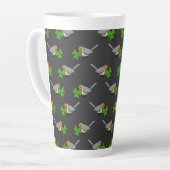 Niedlicher Robin mit Kleeblatt Clover Cartoon Milchtasse (Linke Ecke)
