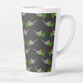 Niedlicher Robin mit Kleeblatt Clover Cartoon Milchtasse (Rechts)