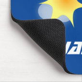 Niedlicher Roboter, der im Weltraum Cartoon fliegt Mousepad (Ecke)