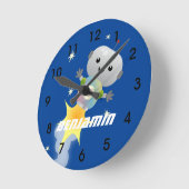 Niedlicher Roboter, der im Weltraum Cartoon fliegt Runde Wanduhr (Winkel)