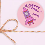 Niedlicher Rocket Pink Kids Girl Happy Birthday Runder Aufkleber<br><div class="desc">Niedliche Rocket Pink Kids Girl Happy Birthday Classic Round Sticker. Niedliche Rosa Rakete mit einer Altersnummer. Personalisieren Sie es mit Ihrem Namen und Alter. Perfekt als Geburtstagsaufkleber für ein Mädchen.</div>