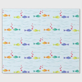 Niedlicher romantischer Fisch im Ozean, der in Lie Geschenkpapier (Flach)