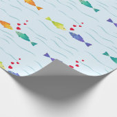 Niedlicher romantischer Fisch im Ozean, der in Lie Geschenkpapier (Ecke)