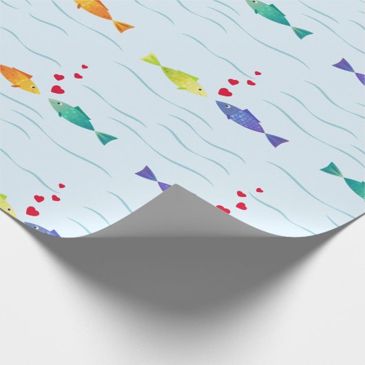 Niedlicher romantischer Fisch im Ozean, der in Lie Geschenkpapier (Ecke)