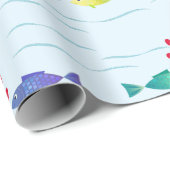 Niedlicher romantischer Fisch im Ozean, der in Lie Geschenkpapier (Rolleneckpunkt)