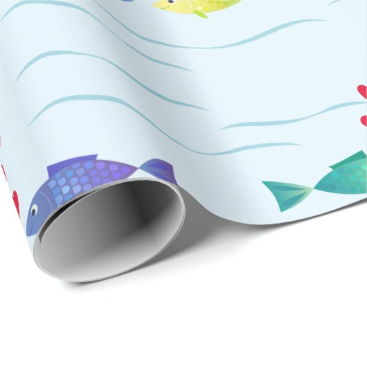 Niedlicher romantischer Fisch im Ozean, der in Lie Geschenkpapier (Rolleneckpunkt)