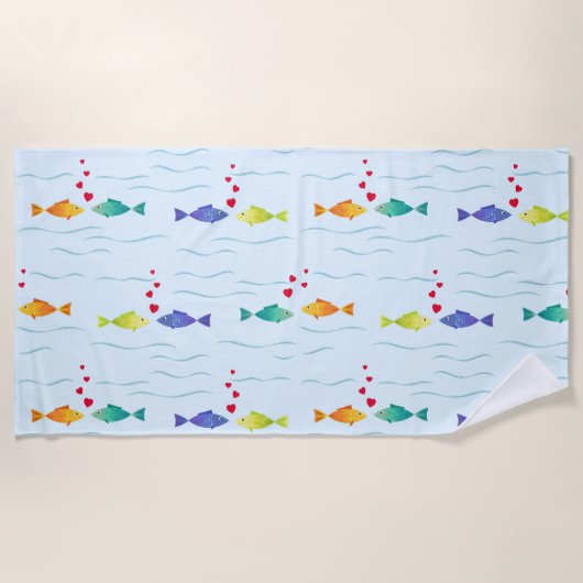 Niedlicher romantischer Fisch im Ozean, der in Lie Strandtuch (Vorderseite)