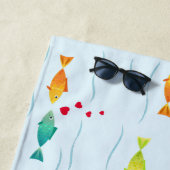 Niedlicher romantischer Fisch im Ozean, der in Lie Strandtuch (Beispiel)