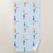 Niedlicher romantischer Fisch im Ozean, der in Lie Strandtuch (Vorderseite)