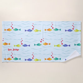 Niedlicher romantischer Ozeanfisch in Liebe Strandtuch