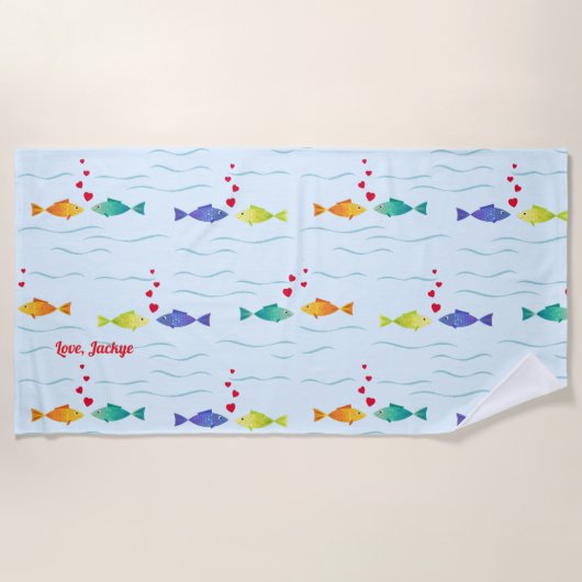 Niedlicher romantischer Ozeanfisch in Liebe Strandtuch (Vorderseite)