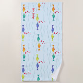 Niedlicher romantischer Ozeanfisch in Liebe Strandtuch (Vorderseite)