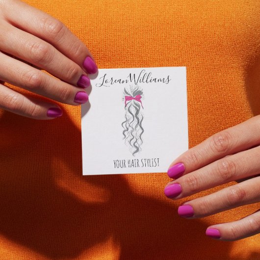 Niedlicher rosa Bow Graue und weiße Braiderhaare Quadratische Visitenkarte