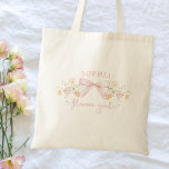 Niedlicher rosa Bow und Wildblumen Modernes Blumen Tragetasche<br><div class="desc">Lassen Sie Ihre Blume mit diesem bezaubernden personalisierten T - Shirt ganz besonders verwöhnen! Mit seinem zarten Blumendesign und einem süßen Bogen ist dieses Shirt ideal, um Ihrer Hochzeitsfeier eine elegante Touch hinzuzufügen. Passen Sie es mit ihrem Namen an, um einen Sake zu kreieren, den sie für immer schätzen wird....</div>