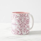 niedlicher rosa Damast, Namensanfangsmonogramm Zweifarbige Tasse (VorderseiteRechts)