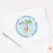 Niedlicher rosa Flamingo in einer Weihnachtsmannmü Runder Aufkleber (Umschlag)