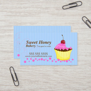 Niedlicher rosa kleiner Kuchen mit Kirsche Visitenkarte