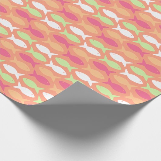 Niedlicher rosa Orangenfisch unter dem Meer Geschenkpapier (Ecke)