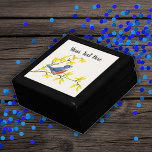 Niedlicher Rotblauer Bird auf zweigelben Blumen Erinnerungskiste<br><div class="desc">Diese Geschenkboxen für Schmuckstücke,  Schmuck oder Geschenke hat einen niedlichen kleinen roten und blauen Vogel auf einem Ast mit hellgelben Blumen auf weißem Hintergrund. Passen Sie Ihren Text mit der Vorlage an.</div>