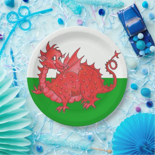 Niedlicher roter Drache auf grünes und Pappteller (Party)