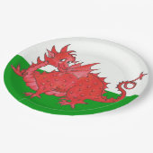 Niedlicher roter Drache auf grünes und Pappteller (Schrägansicht)